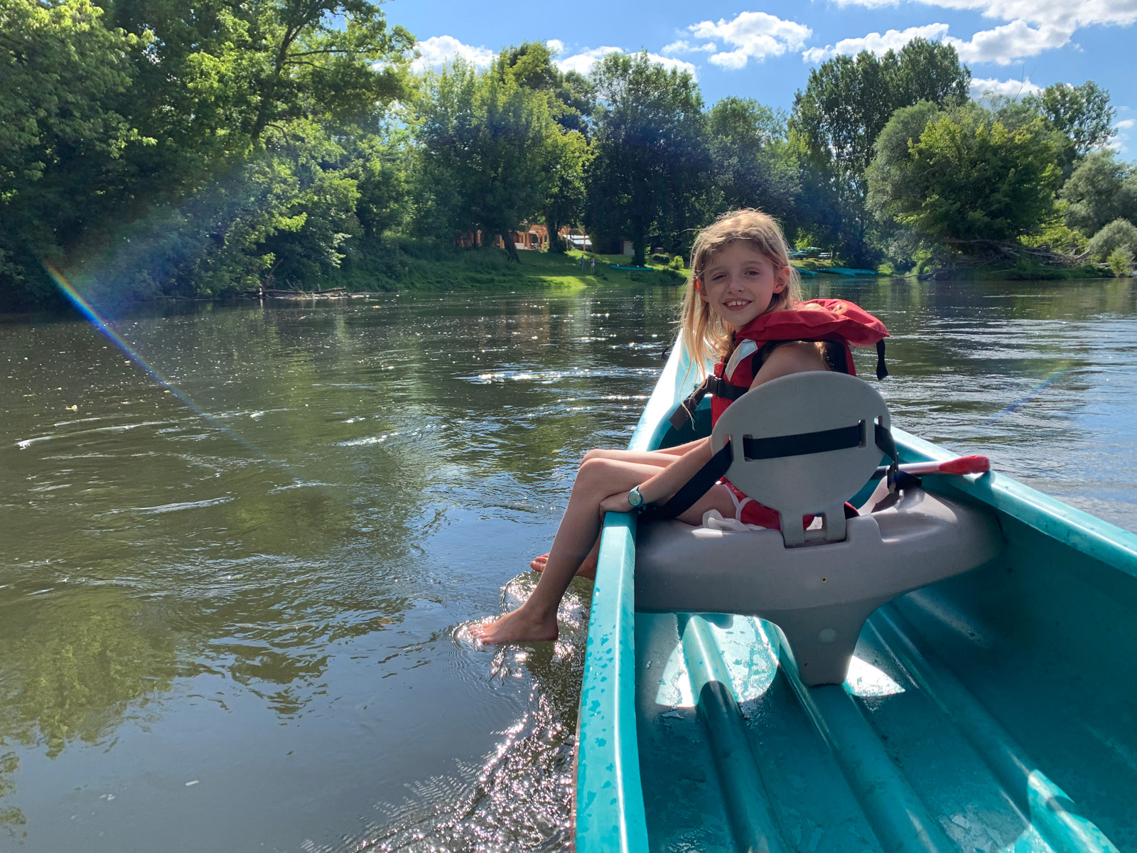 Family canoeing on the Dordogne with Canosphère