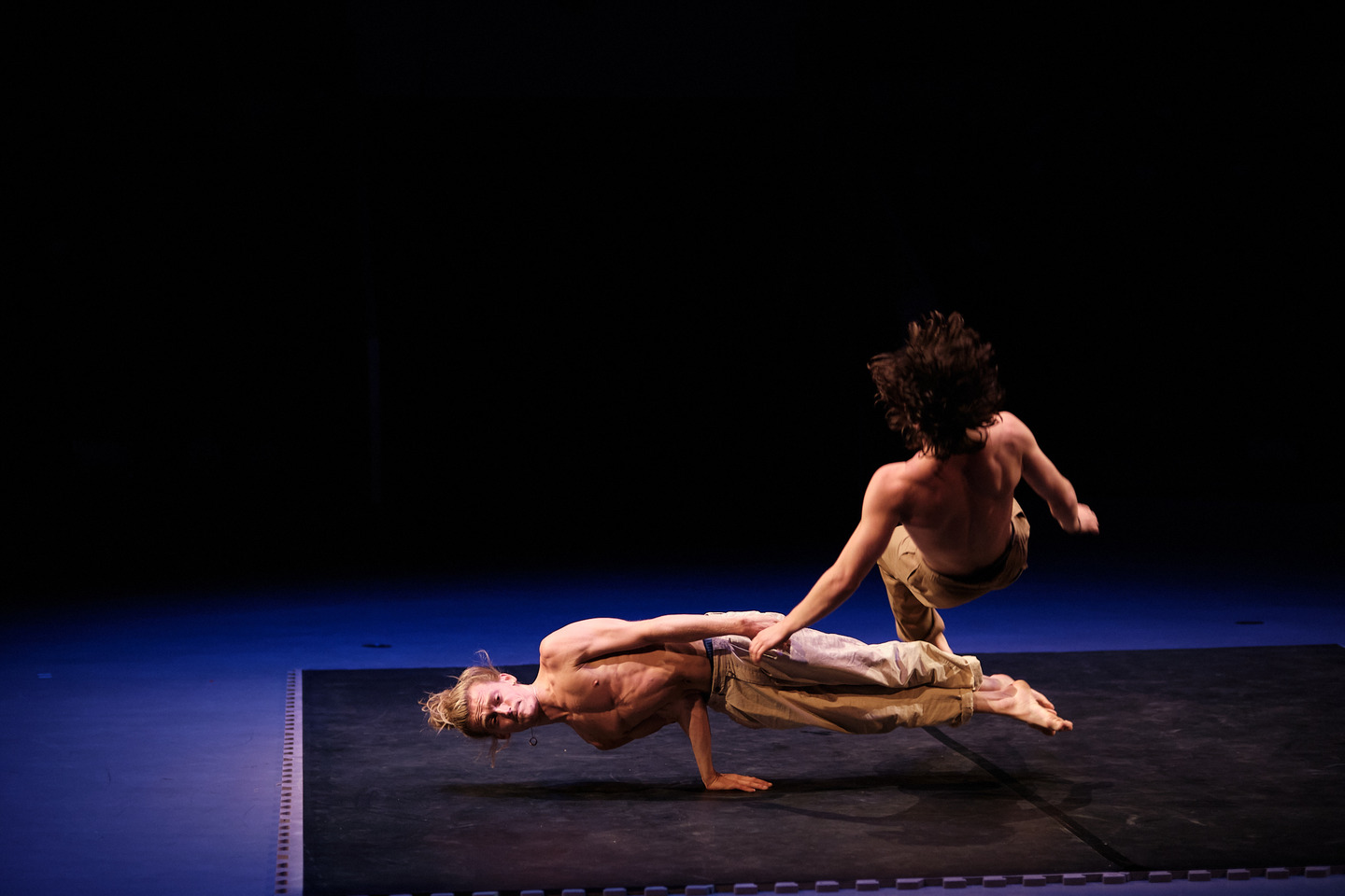 Agora Pôle National Cirque - Au commencement é ...