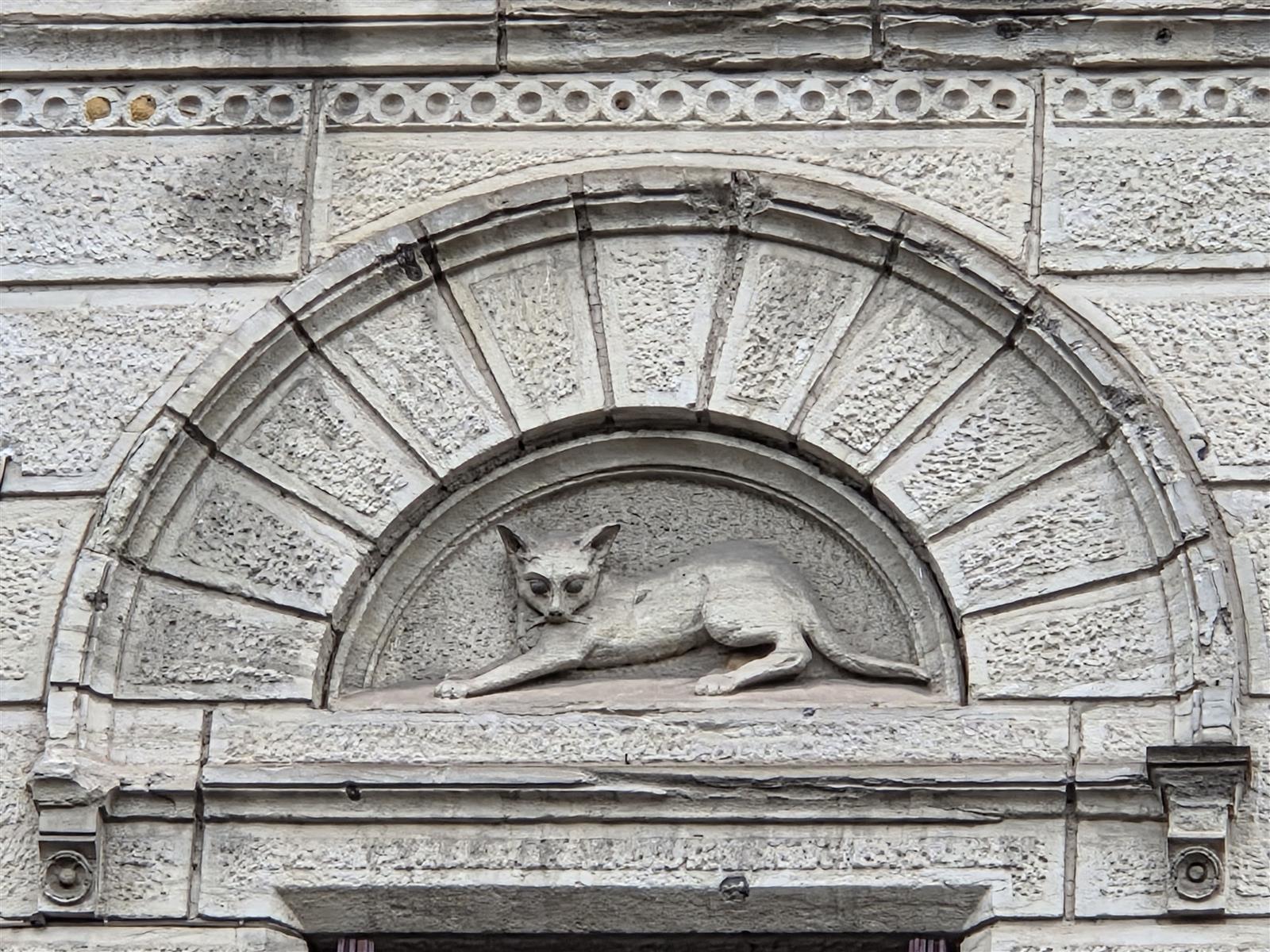 Patrimoine sur le pouce - Chats en façade