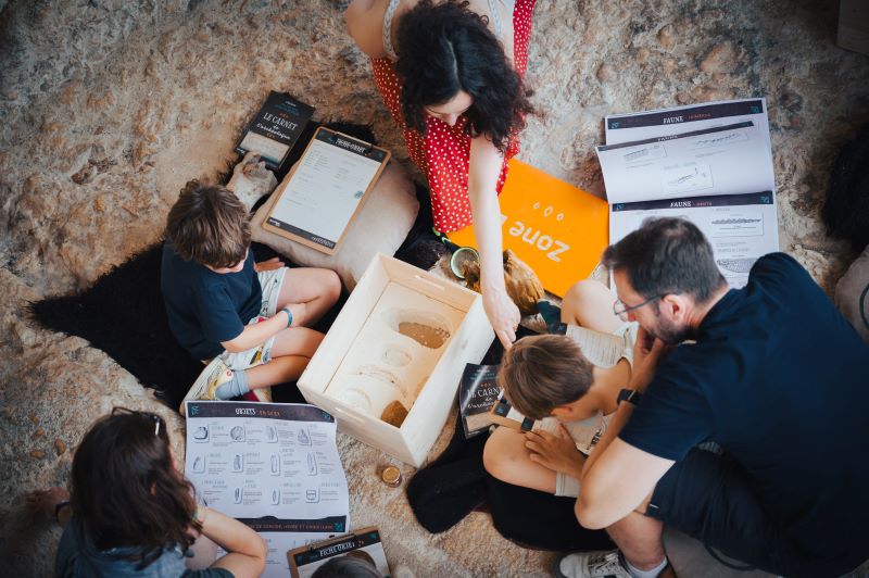Atelier 100 000 ans sous la falaise - Châteaux ...