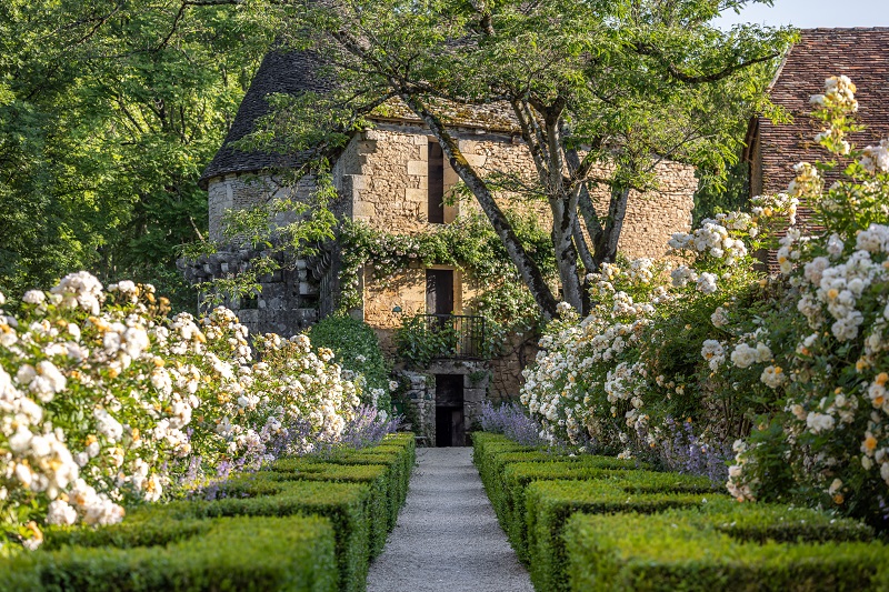 Chasse aux oeufs et décoration d'oeufs de Pâqu ...