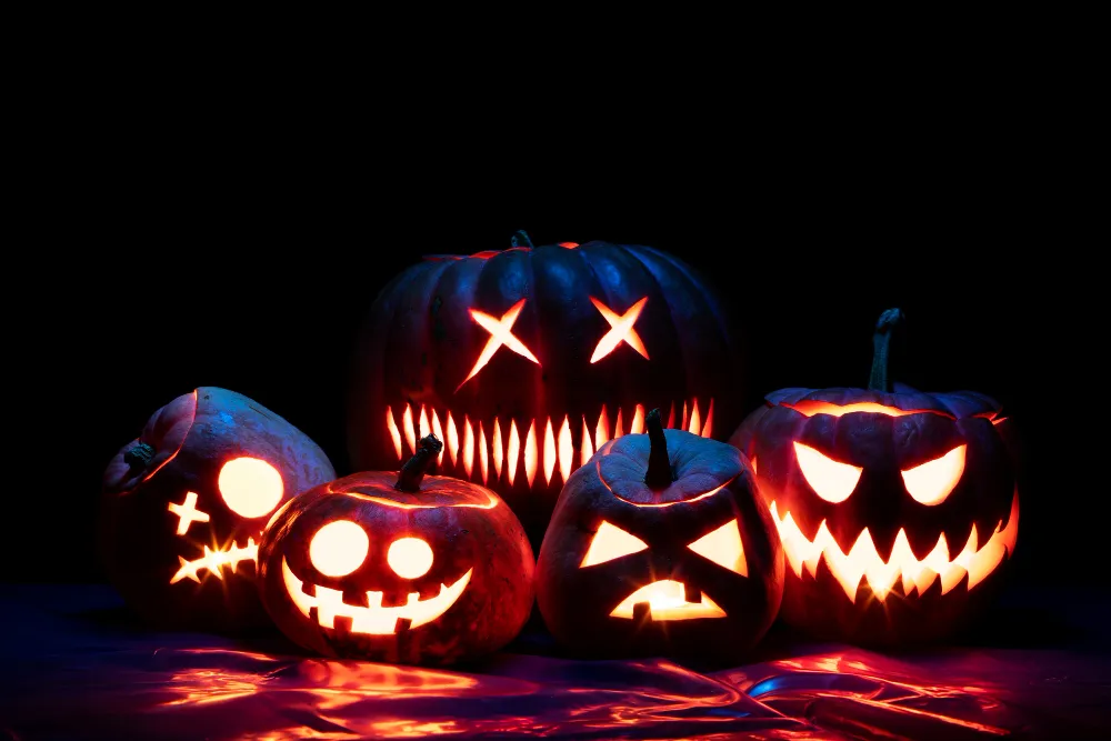 Fête d’Halloween - Crédit: Image de <a href="https://fr.freepik.com/photos-gratuite/diverses-sculptures-eff | CC BY-NC-ND 4.0