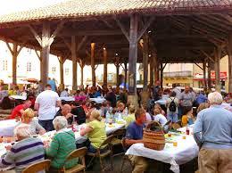 Repas sous la Halle de Belvès