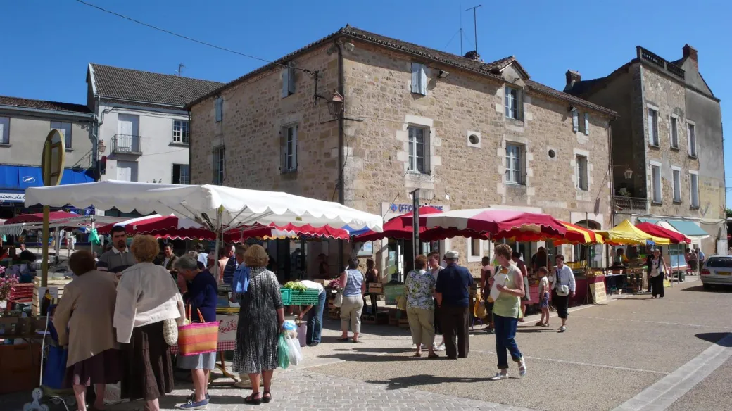 Marché hebdomadaire - ... - Crédit: OT Périgord Limousin | CC BY-NC-ND 4.0