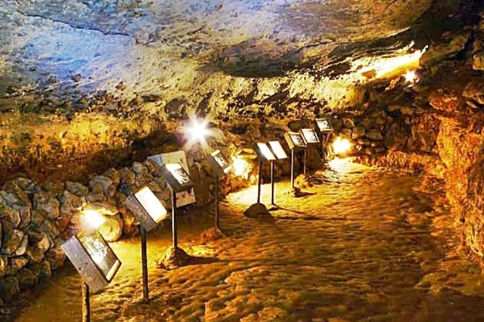 Bara-Bahau cave