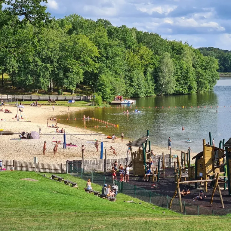 The bodies of water and the leisure centers of ...