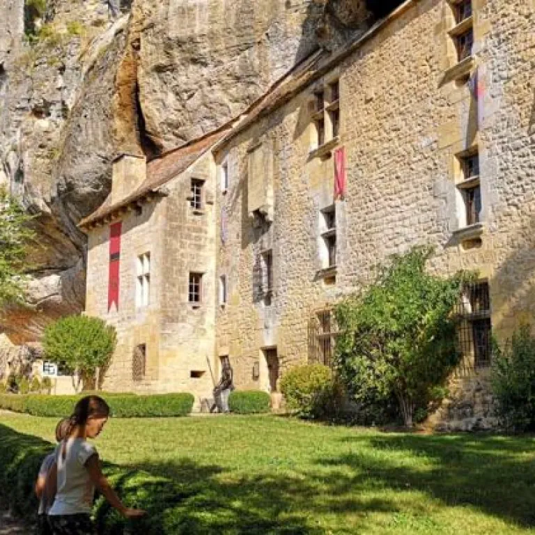 La Maison Forte de Reignac : Mysterious cliff- ...