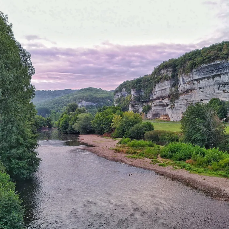 Visit the chasms, rock shelters and troglodyte ...