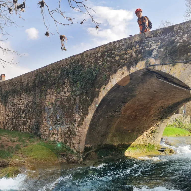 Easy family mountain bike ride along the Coly, ...