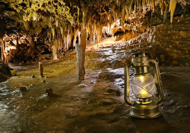 La Grotte du Grand Roc: Night visits by storm lamp