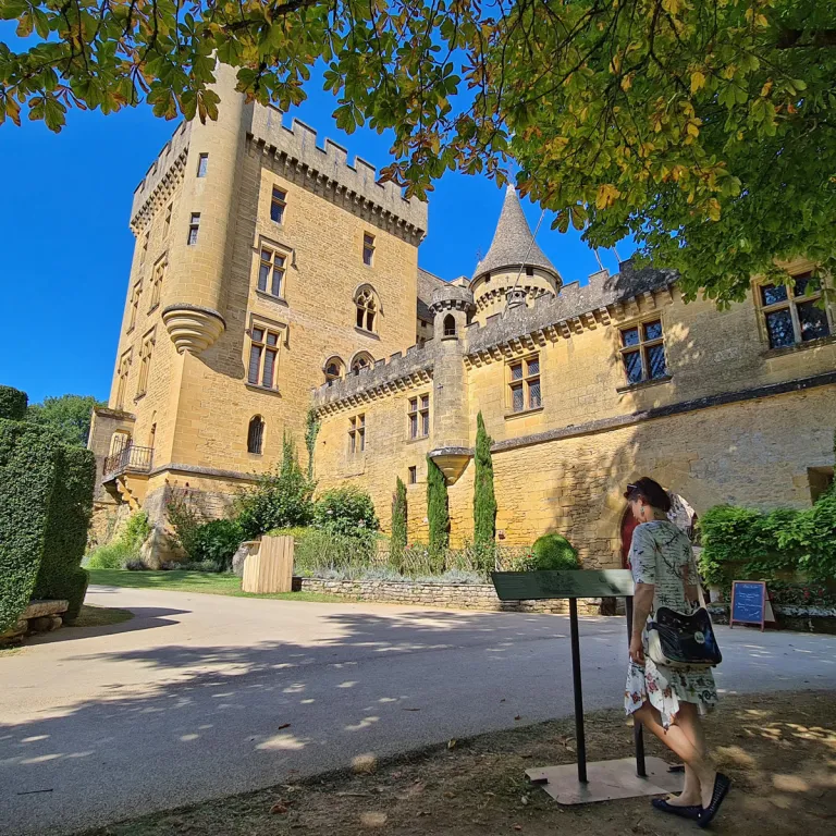 Visit the Château de Puymartin and its legend ...
