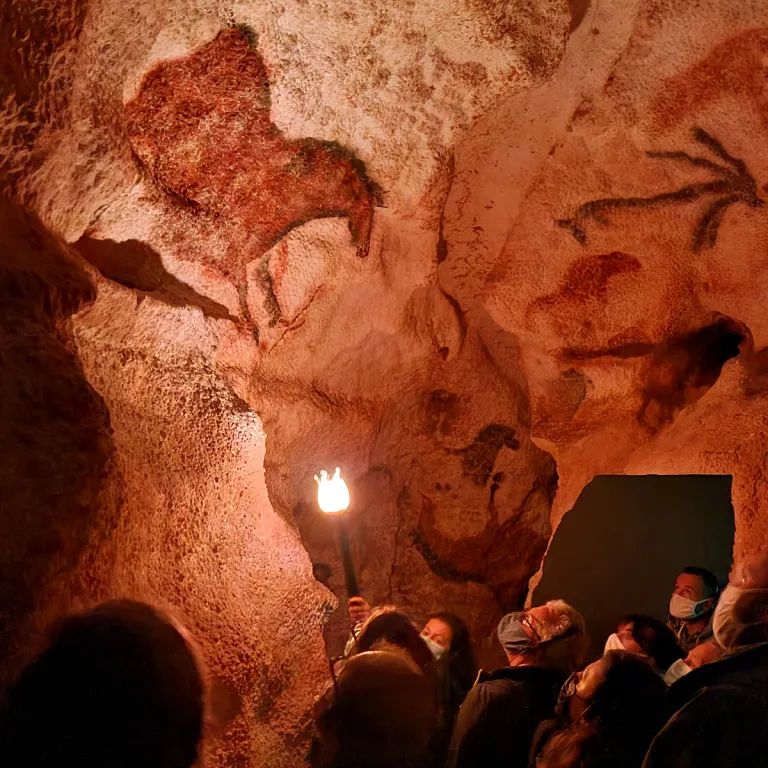 Discover the emblematic sites of the Vézère Va ...