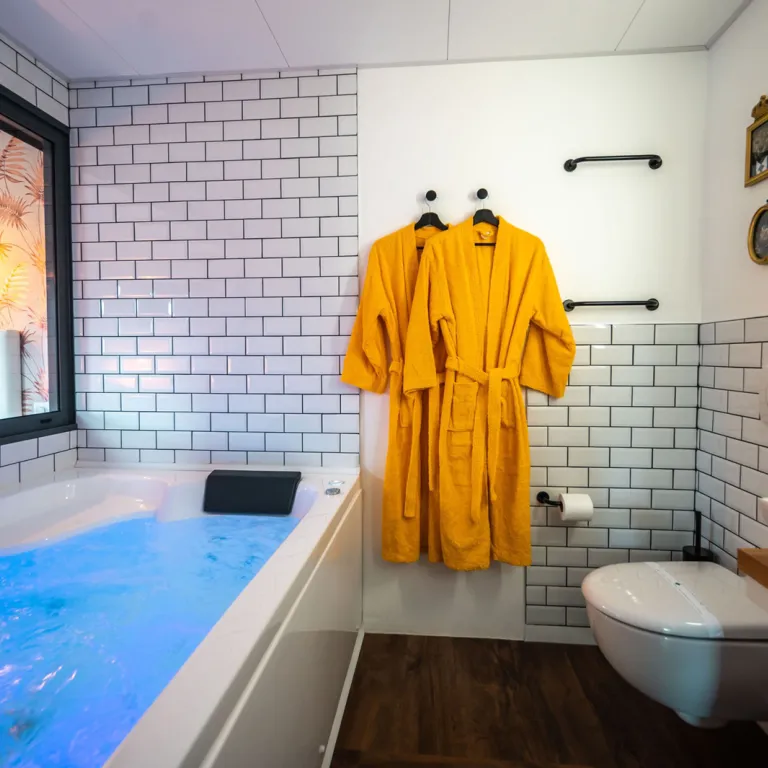 Treat yourself to a cocooning and balneotherap ...