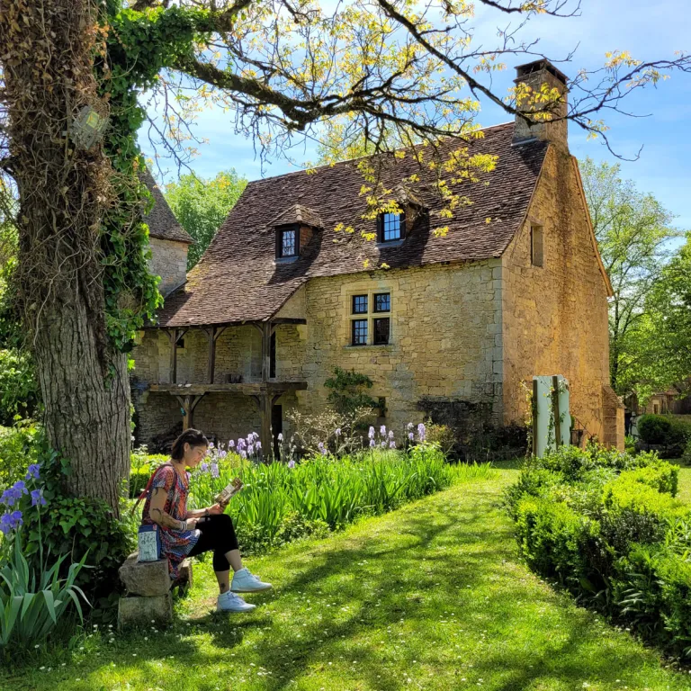 Dungeon, Manor and Salle Garden to visit in Sa ...
