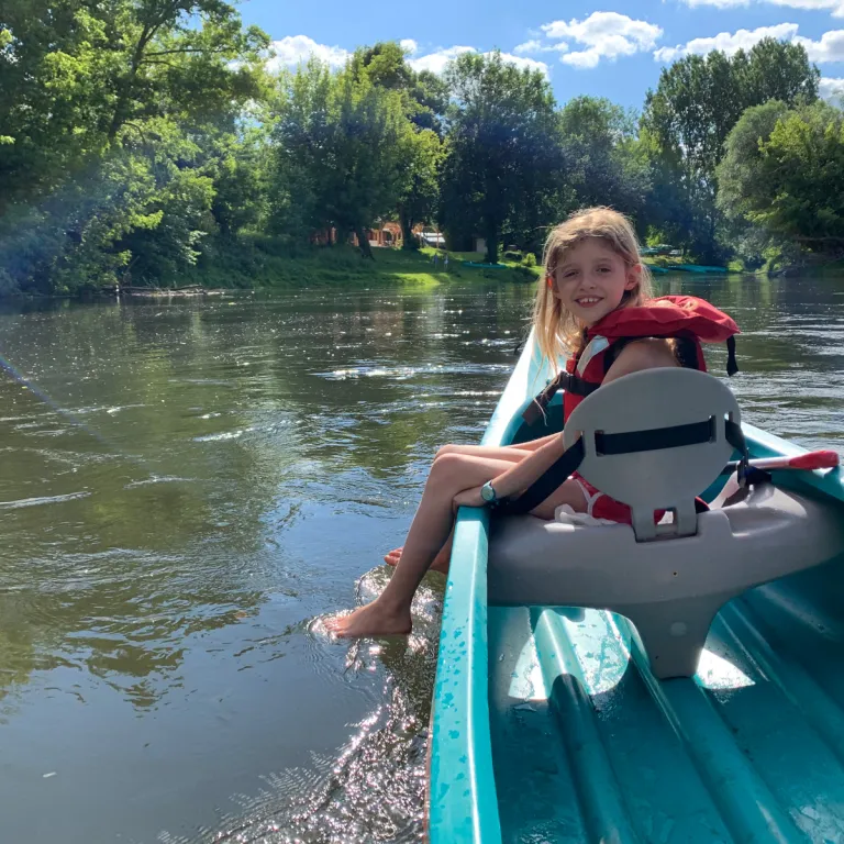 Family canoeing on the Dordogne with Canosphère