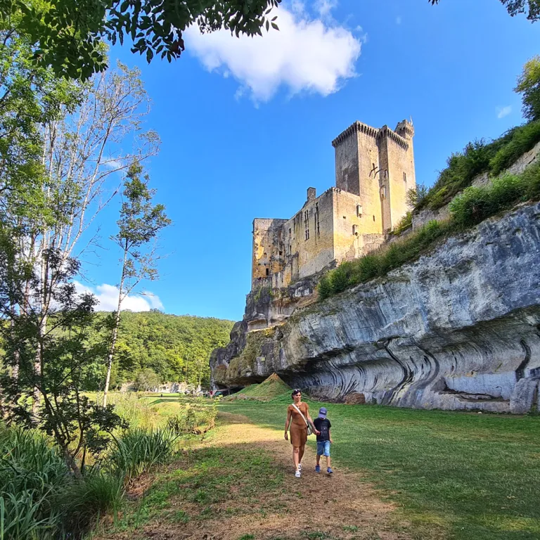 The Château de Commarque: surprising stone for ...