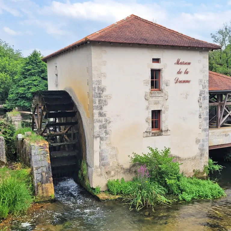 The Maison de la Dronne, to stroll and learn m ...