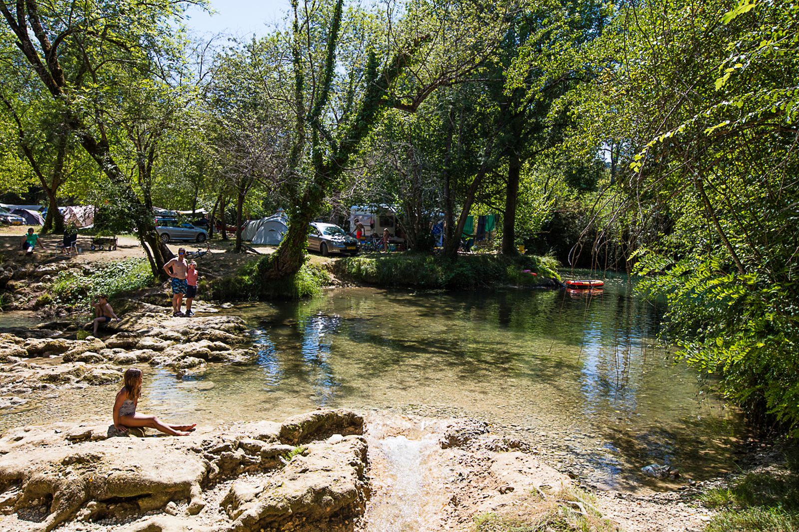 Camping les Cascades 3*, a riverside campsite with a swimming pool in the heart of the Périgord Noir