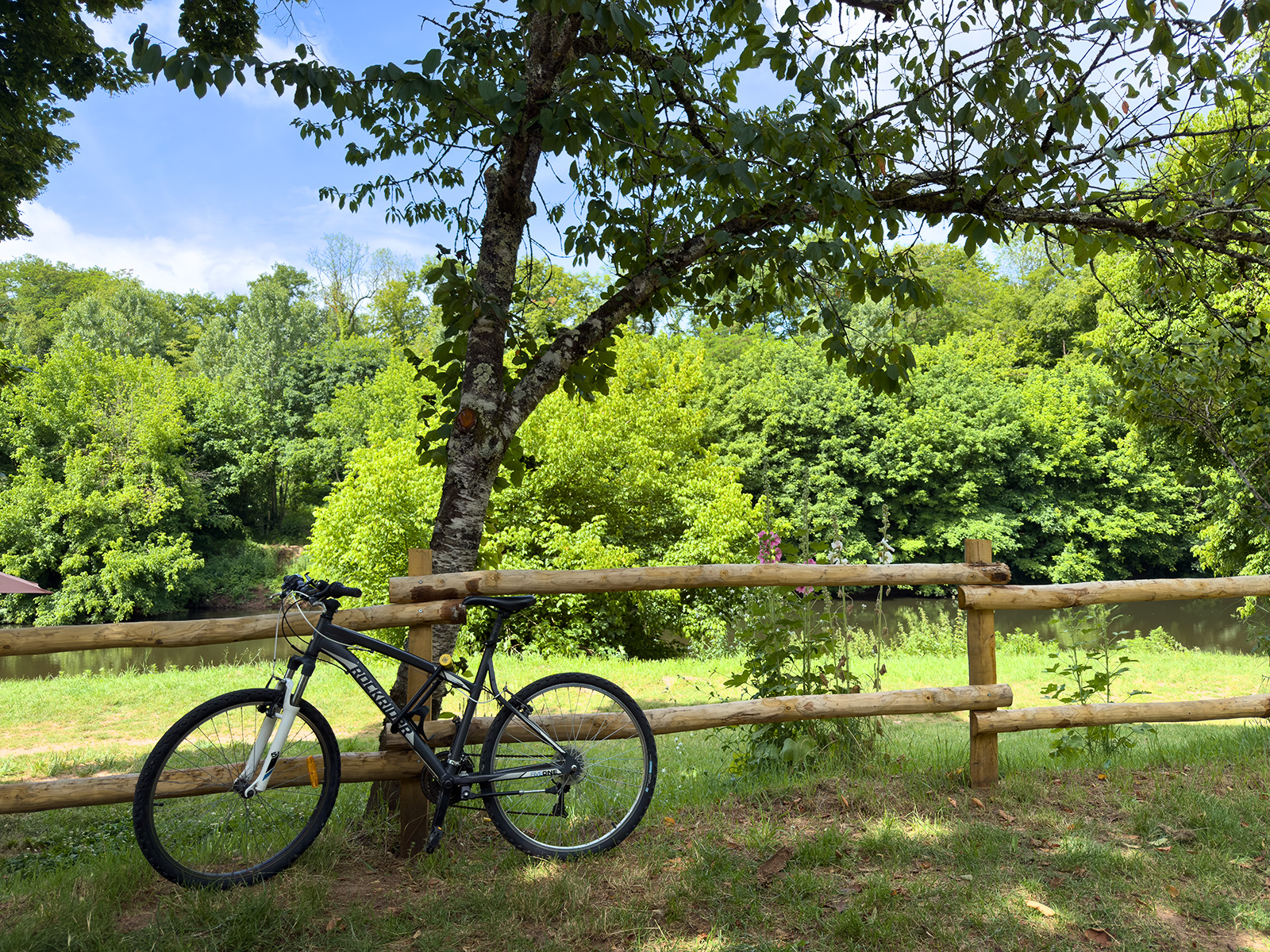 À vélo le long de la Vézère : l'échappée belle du Périgord Noir
