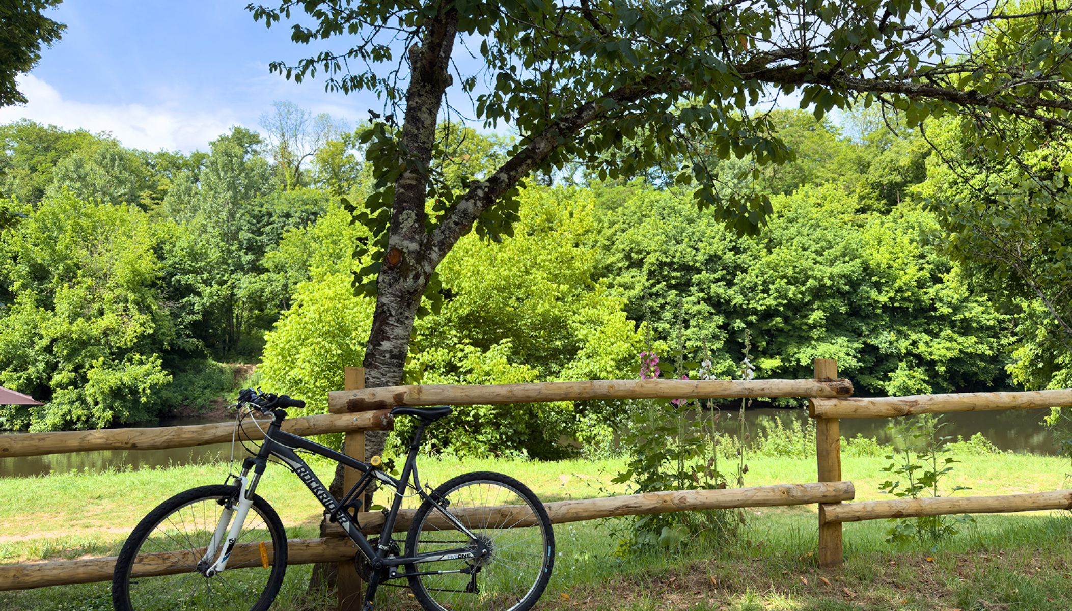 À vélo le long de la Vézère : l'échappée belle du Périgord Noir