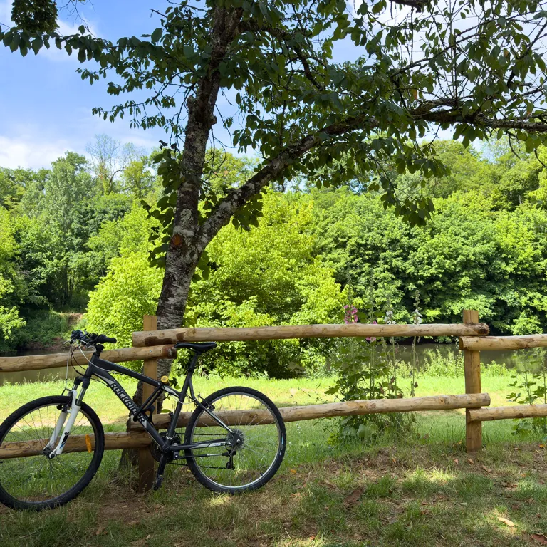Cycling along the Vézère: a beautiful escape t ...