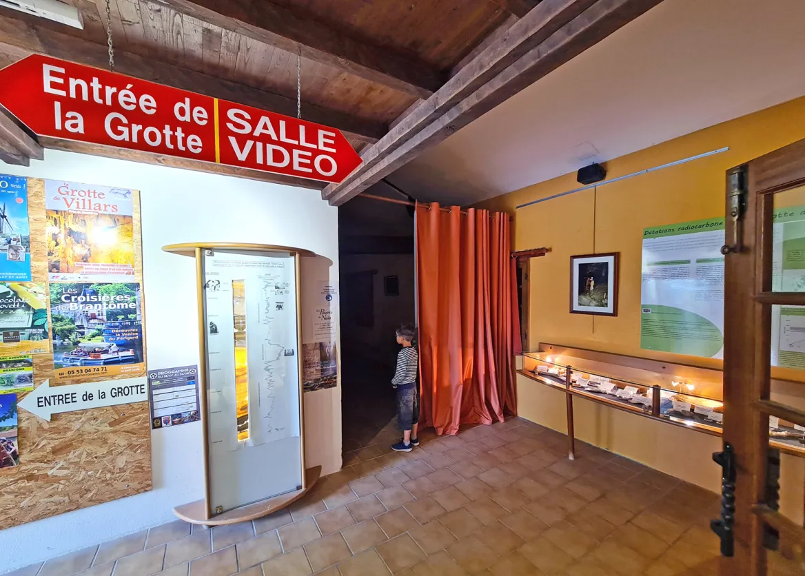 Grotte de Villars projection room