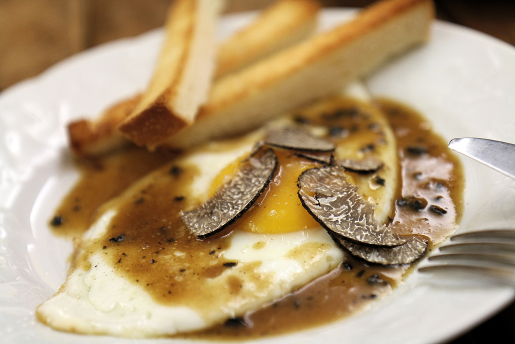 Des oeufs au plat, sauce Périgueux