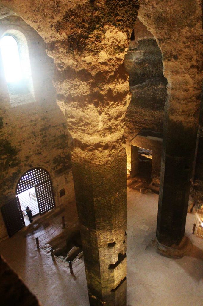 L'église monolithe d'Aubeterre-sur-Dronne - Vue des tribunes