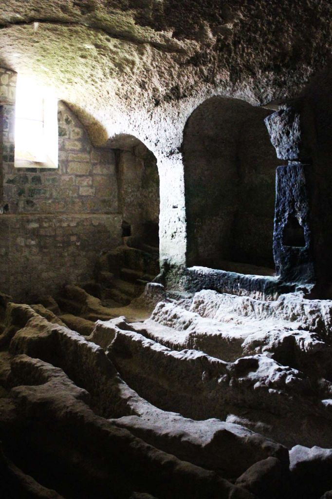 L'église monolithe d'Aubeterre-sur-Dronne - Nécropole
