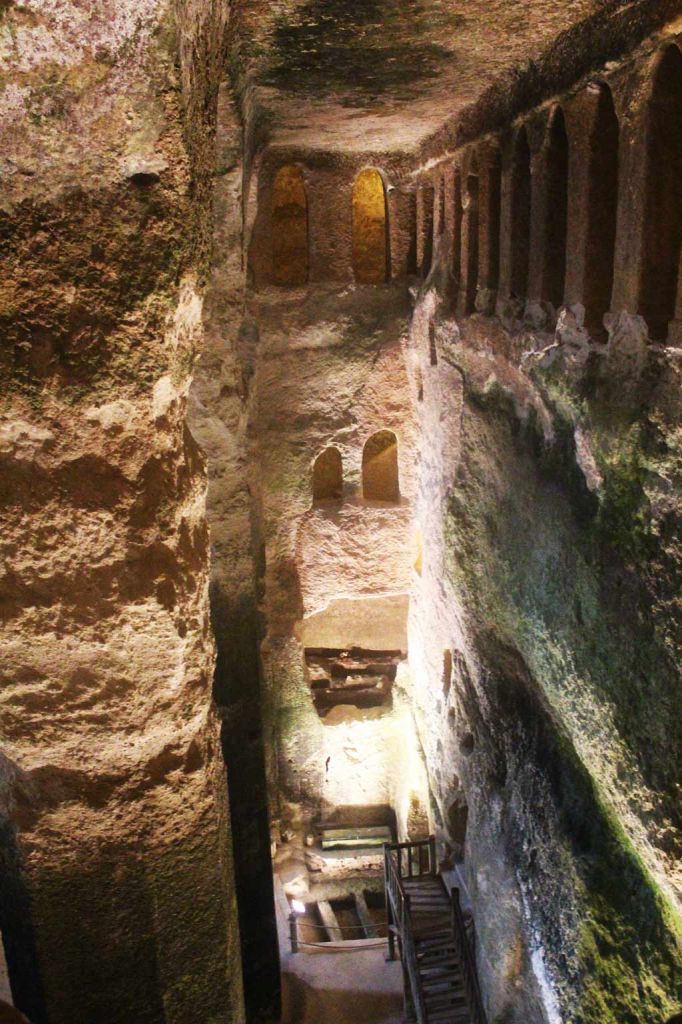 L'église monolithe d'Aubeterre-sur-Dronne - Vue des tribunes