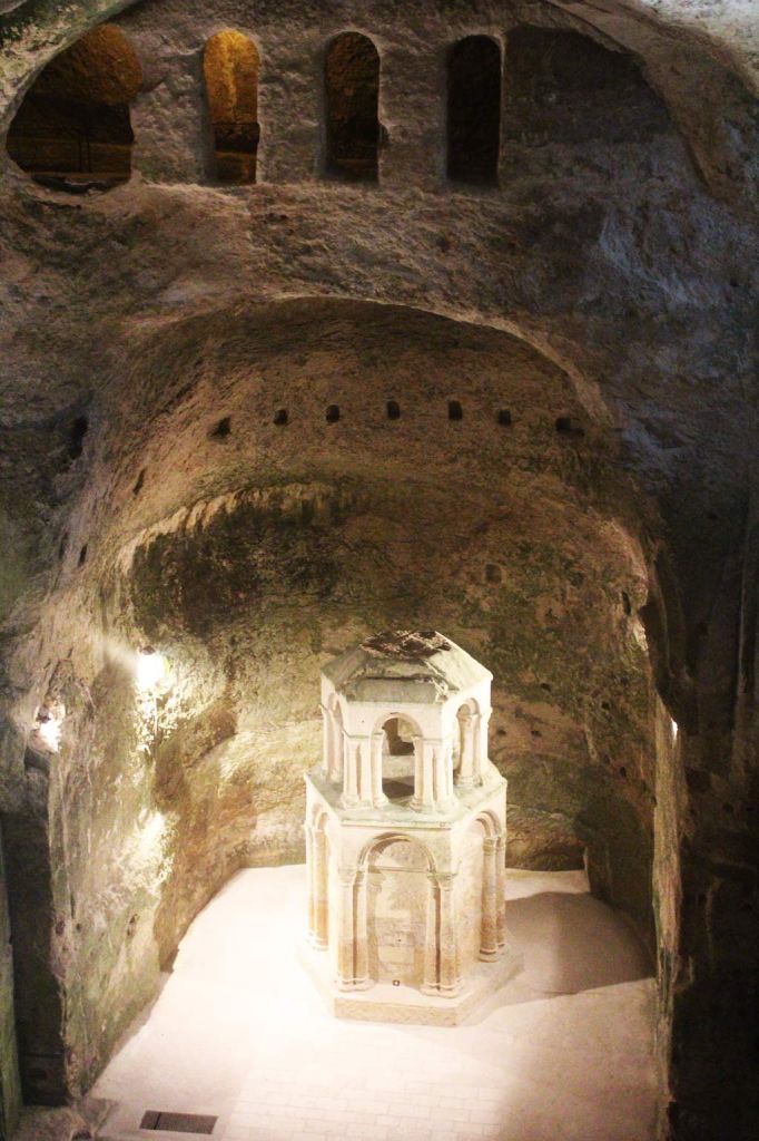 L'église monolithe d'Aubeterre-sur-Dronne - Vue des tribunes