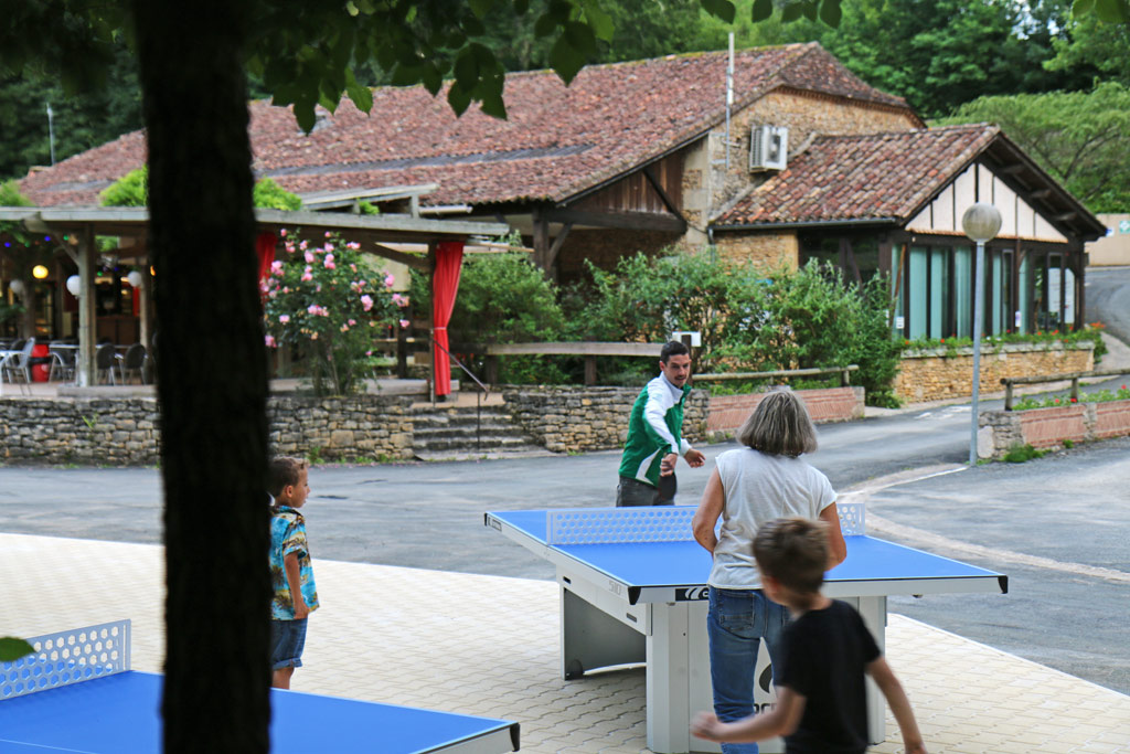 Qui va gagner la partie de ping pong ?