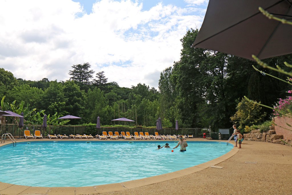 La magnifique piscine, en forme de médiator pour les amateurs de musique !