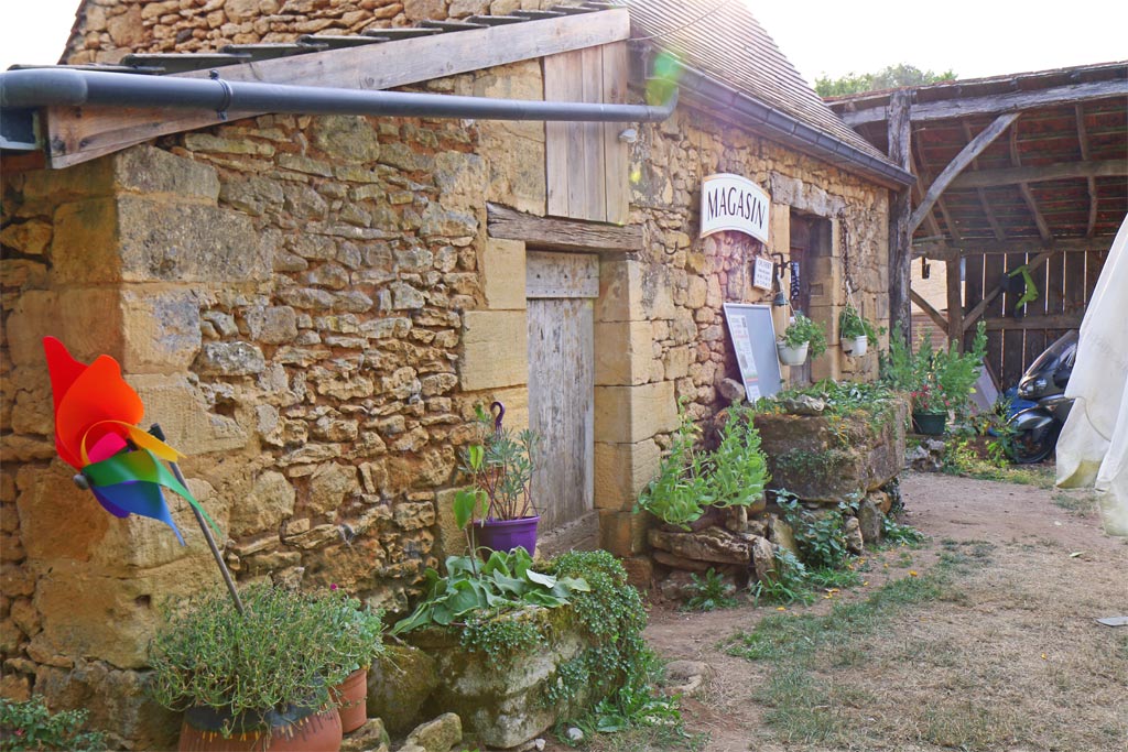 La boutique dans son joli bâtiment en pierre du début du siècle
