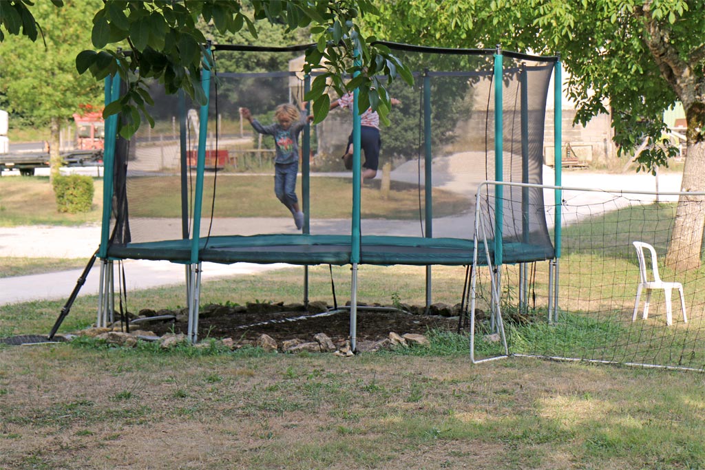 On s'éclate sur le trampoline