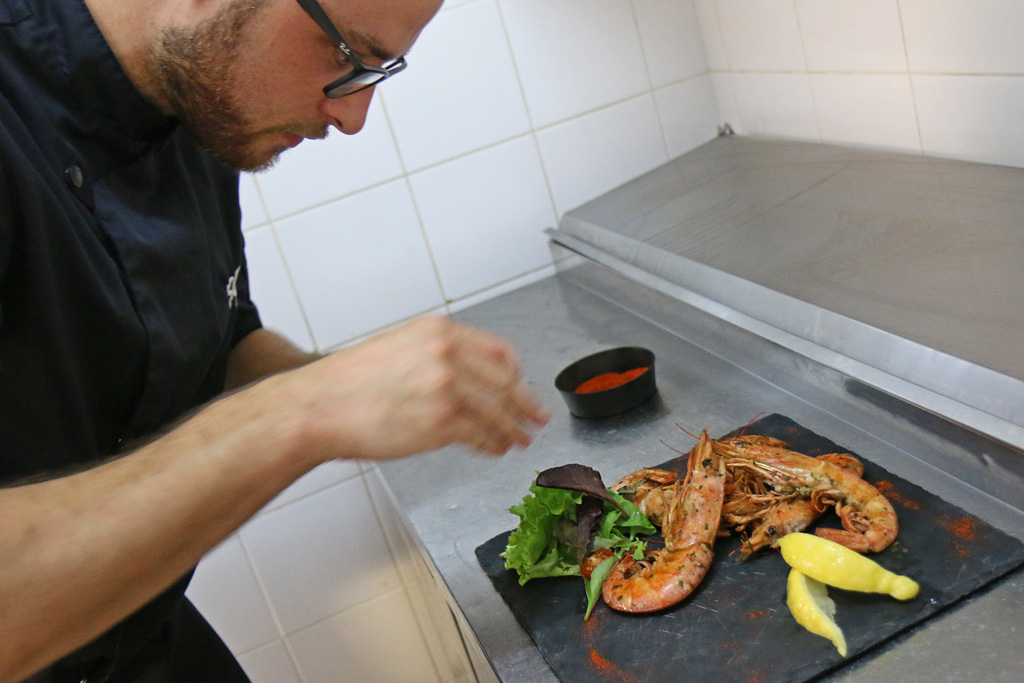 Le chef sélectionne les produits de qualité, agréables à travailler et délicieux