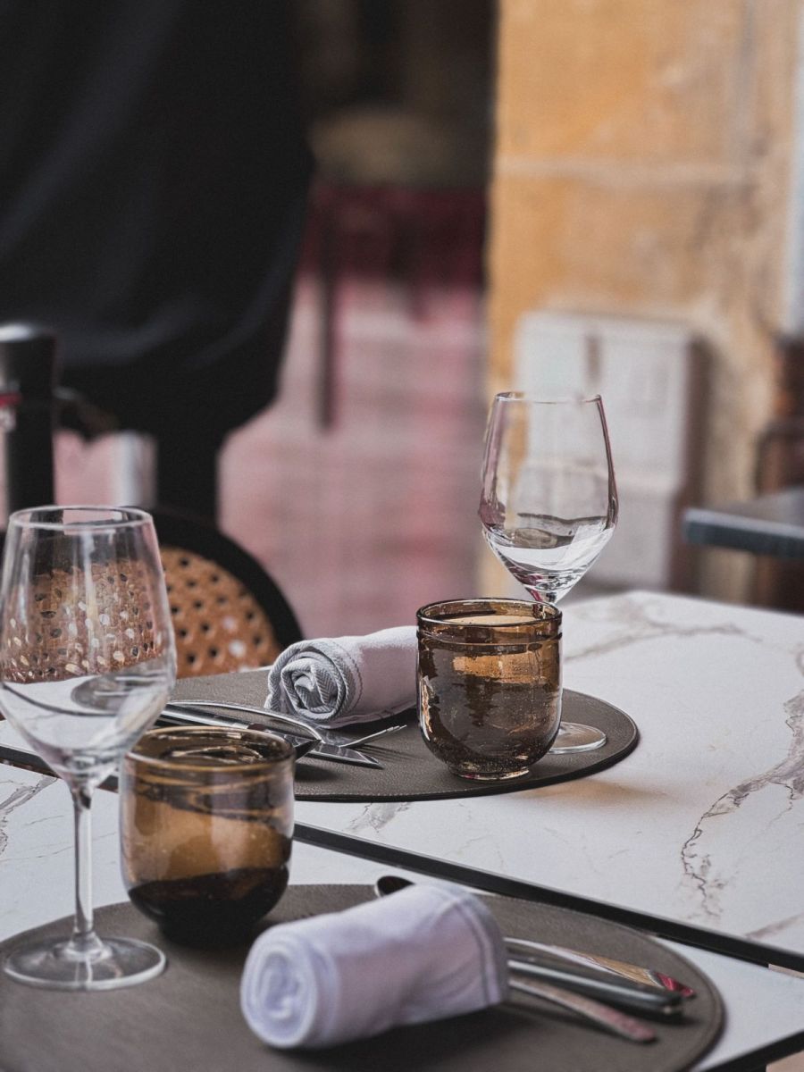 Une assiette de mignardises gourmandes, une guimauve artisanale incroyablement moelleuse