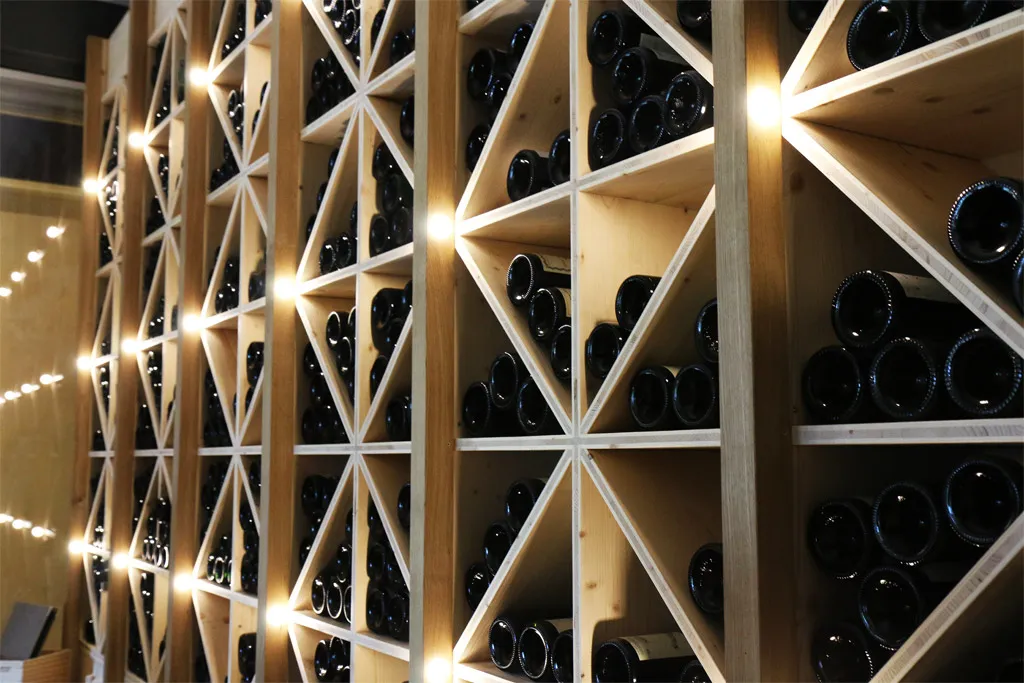 Des vins de grande qualité, dans cette cave sur mesure en bois