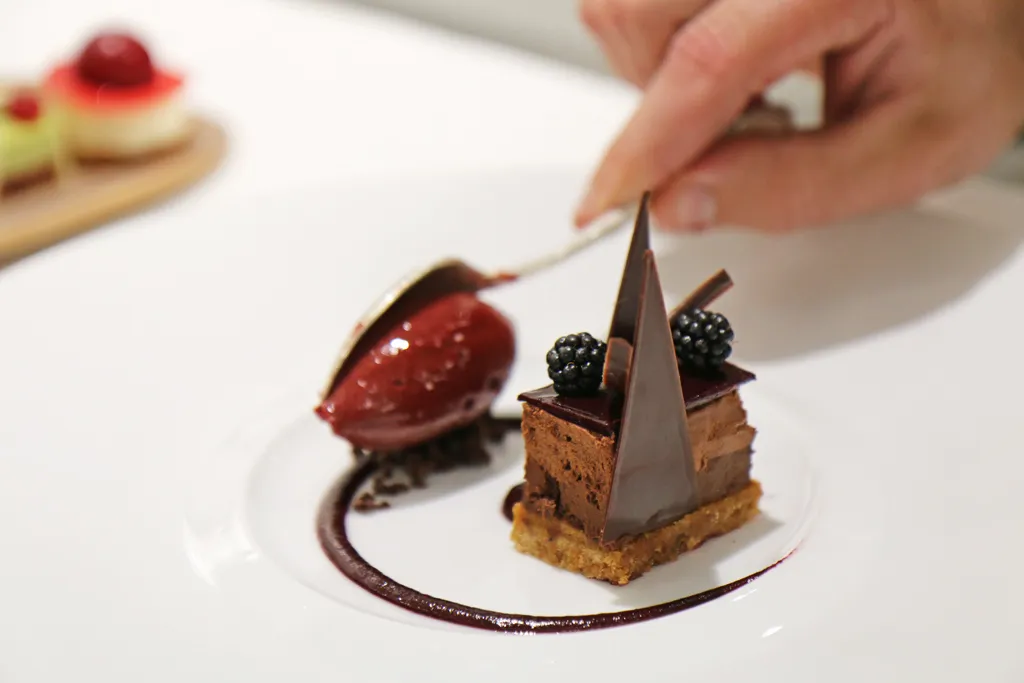 Un pré-dessert, comme un oiseau avec des ailes de chocolat