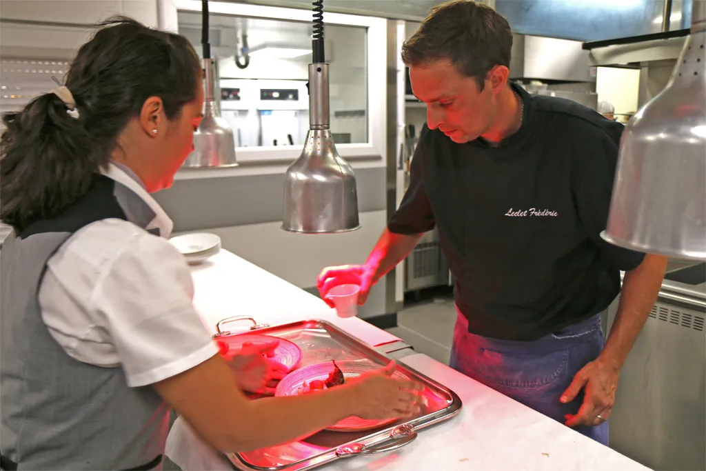 En cuisine, on s’affaire à ce que tout soit parfait