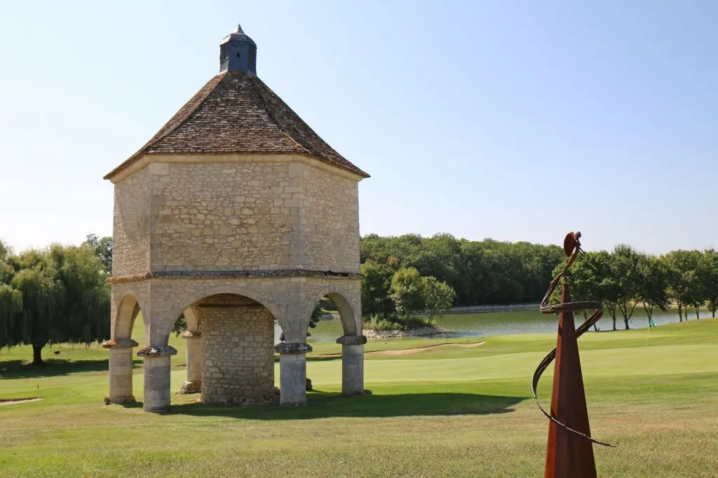 Un magnifique pigeonnier dans le golf