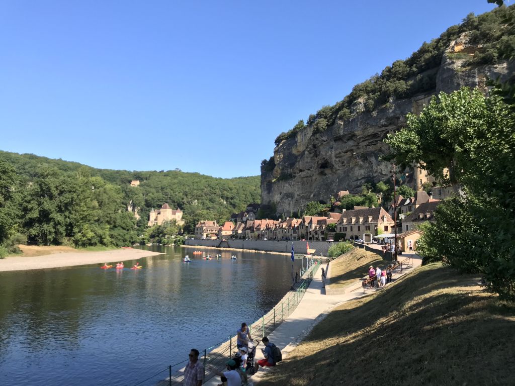 La vallée de la Dordogne à environ 30 minutes par l’autoroute