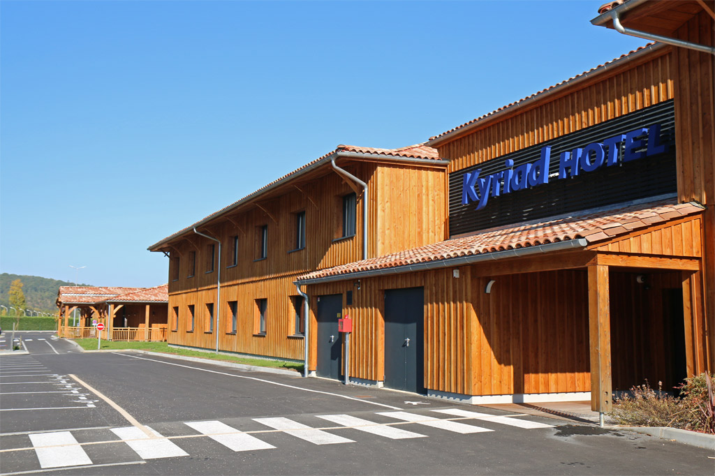 Un très grand hôtel tout de bois vêtu !