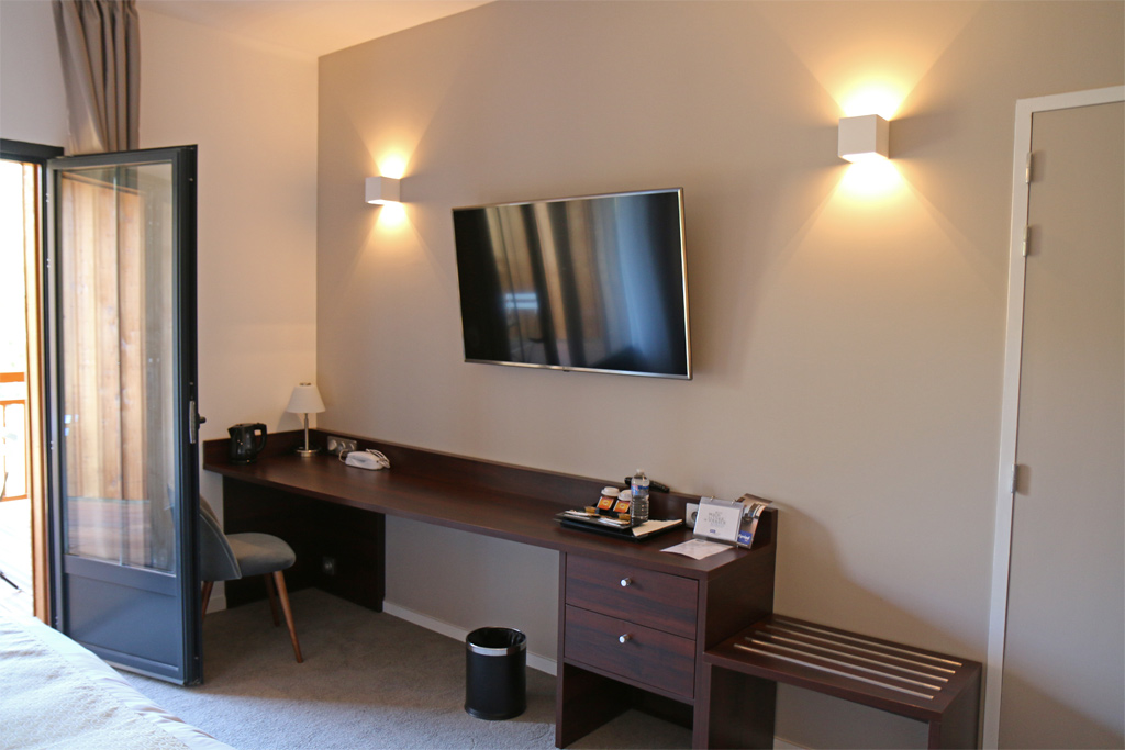 Un bureau avec un plateau de courtoisie et une grande TV