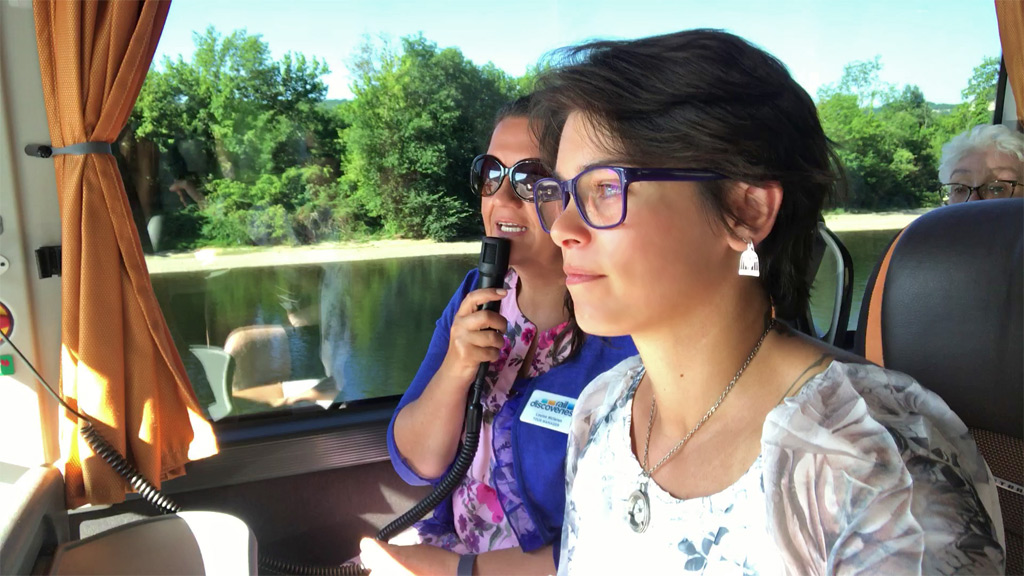 Avec une guide ou une accompagnatrice
