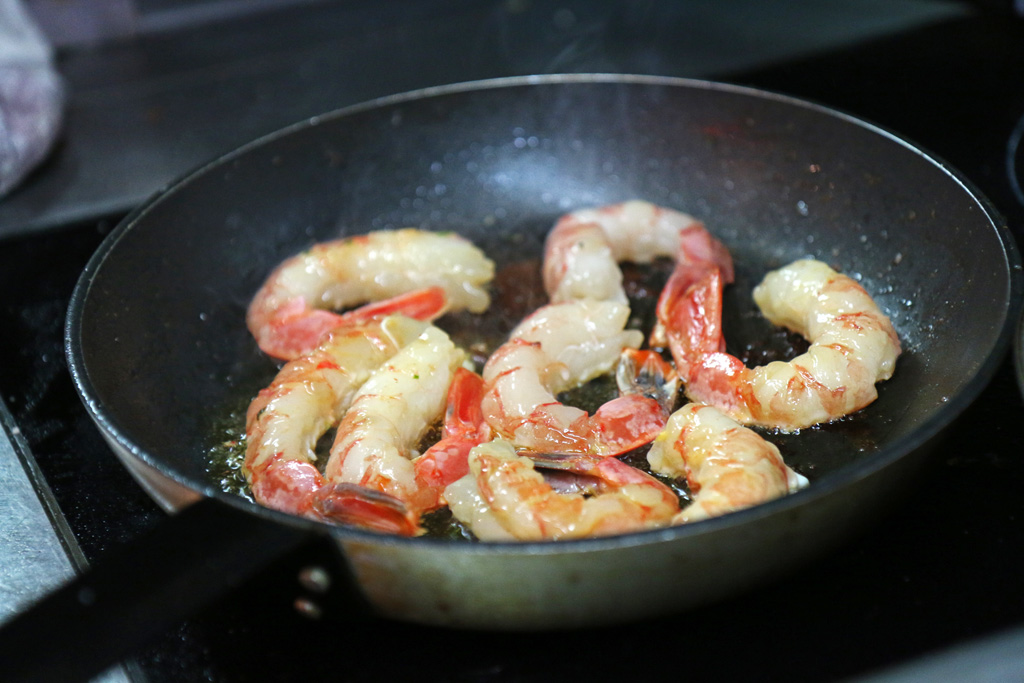 Les crevettes et gambas poêlées