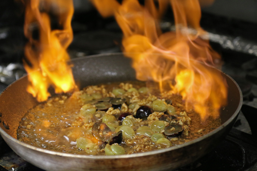 Caramel de noix flambé, avec des raisins et des noix concassées