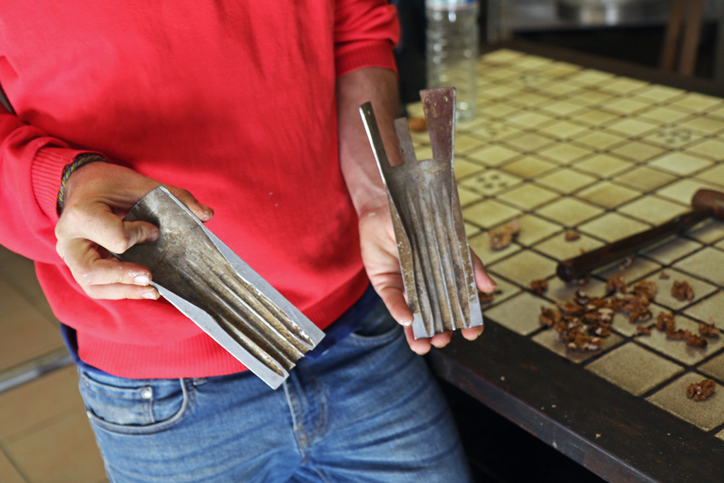 La noix est cassée dans une machine, avec cet instrument qui préserve le cerneau