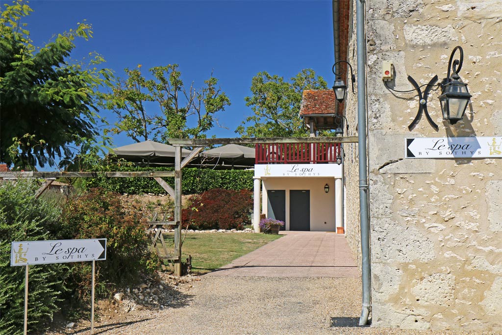 Entrée du spa qui est dans le RDC de l’ancien chai de vinification