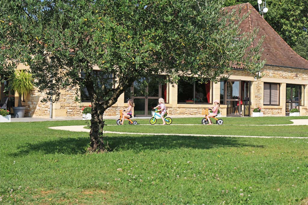 les petits vélos Close to the restaurant and bar: a bike trail for the youngest